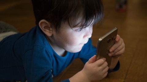 Un ni&ntilde;o utiliza un tel&eacute;fono m&oacute;vil en una imagen de archivo.