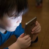 Un niño utiliza un teléfono móvil en una imagen de archivo.