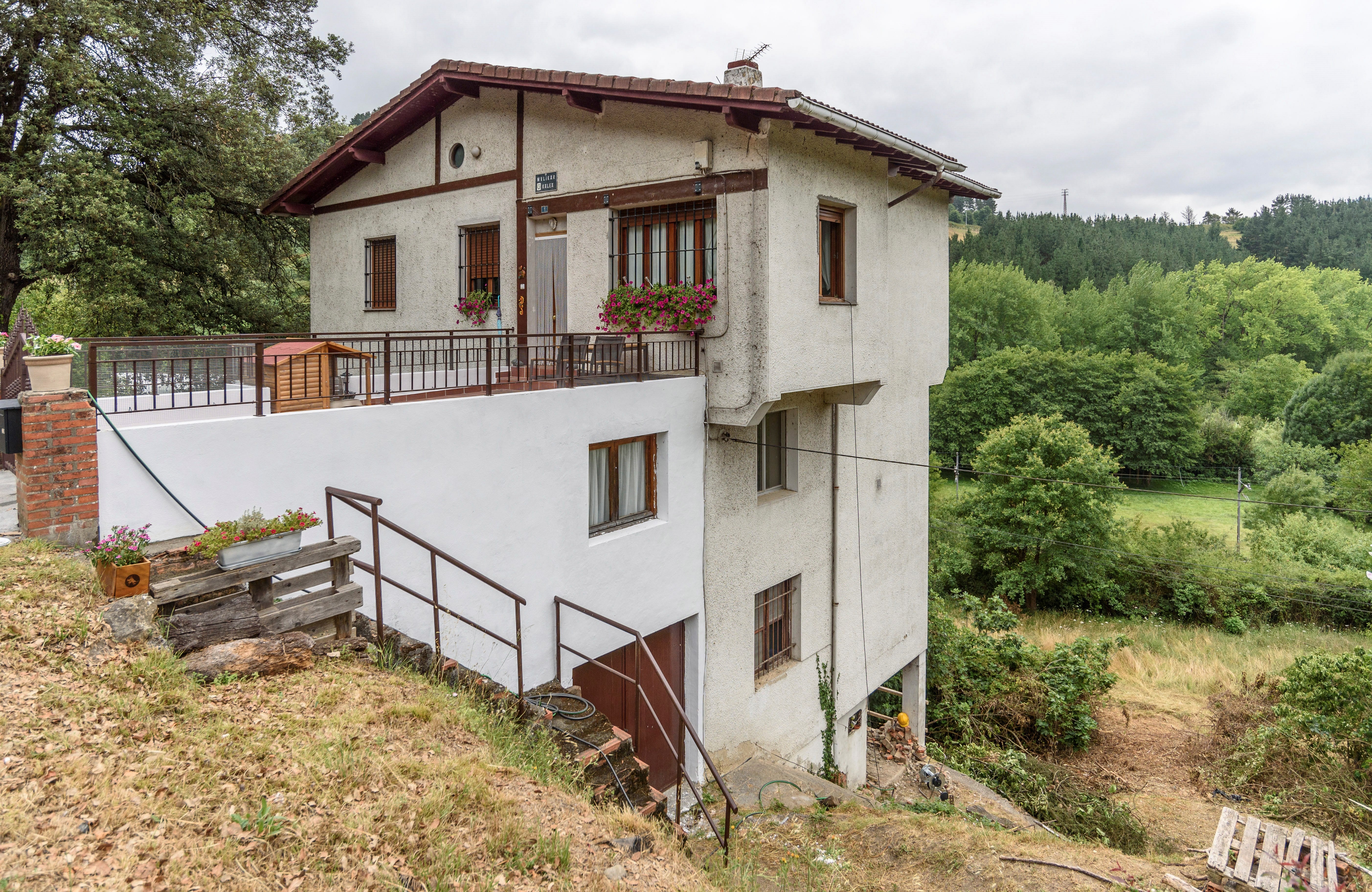 Muere un bebé al caer desde una altura equivalente a 4 pisos en Güeñes, en Bizkaia Muere un bebé al caer desde una altura equivalente a 4 pisos en Güeñes, en Bizkaia