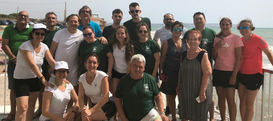 Miembros y simpatizantes del Partido de Elche durante la jornada de limpieza en La Marina Miembros y simpatizantes del Partido de Elche durante la jornada de limpieza en La Marina