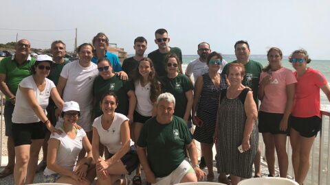 Miembros y simpatizantes del Partido de Elche durante la jornada de limpieza en La Marina