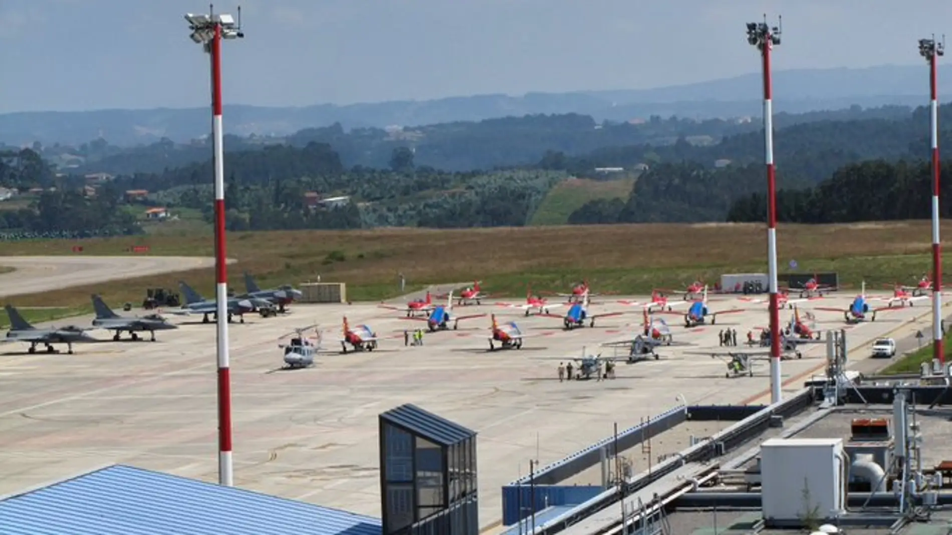 La plataforma del Aeropuerto de Asturias con algunos de los aviones que participan en el Festival Aéreo de Gijón