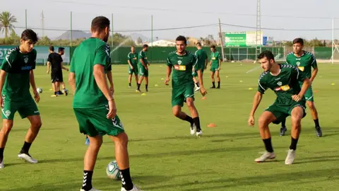 Los jugadores del Elche entrenan en el Anexo del estadio Martínez Valero Los jugadores del Elche entrenan en el Anexo del estadio Martínez Valero