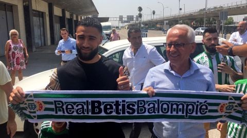 Fekir posa con una bufanda del Betis