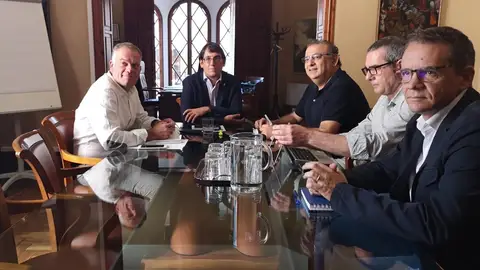 El conseller Iago Negueruela recibe al alcalde de Calvià, Alfonso Rodriguez. El conseller Iago Negueruela recibe al alcalde de Calvià, Alfonso Rodriguez.