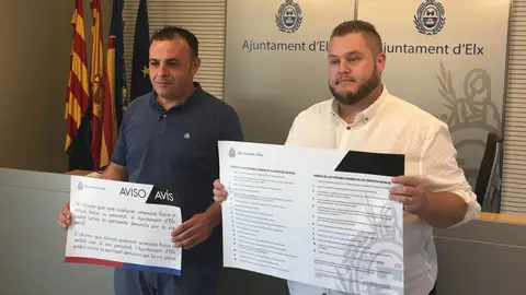 Ramón Abad, concejal de Recursos Humanos y Mariano Valera, concejal de Derechos Sociales durante la presentación. Ramón Abad, concejal de Recursos Humanos y Mariano Valera, concejal de Derechos Sociales durante la presentación.