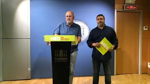 El portavoz de MÉS per Mallorca en el Parlament, Miquel Ensenyat, y el diputado Joan Más 'Collet'. POLÍTICA