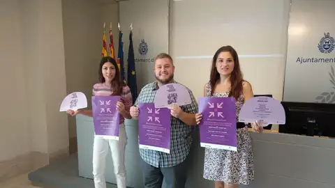 Los concejales posan con el cartel de la campaña. Los concejales posan con el cartel de la campaña.