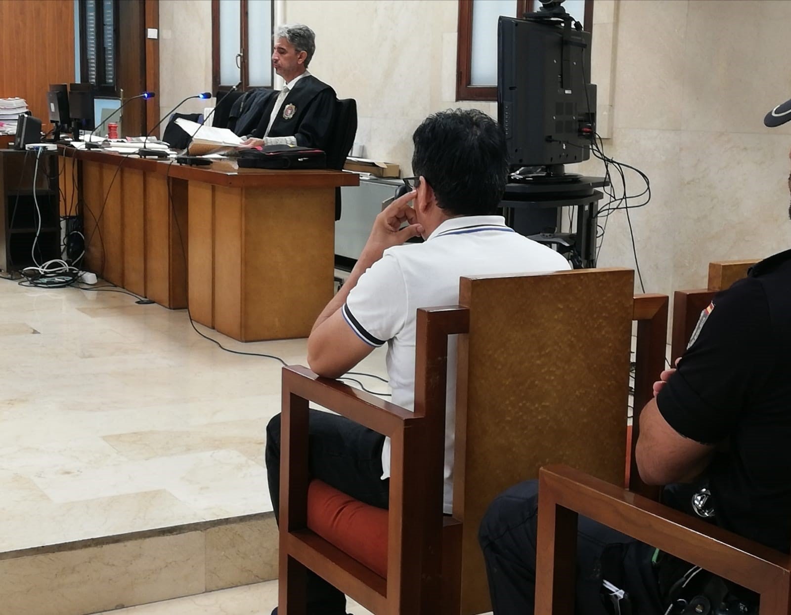 Condenado a 13 años de cárcel por abusar de su hija para grabar vídeos sexuales y distribuir pornografía infantil Condenado a 13 años de cárcel por abusar de su hija para grabar vídeos sexuales y distribuir pornografía infantil