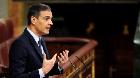 Pedro S&aacute;nchez durante su intervenci&oacute;n en la segunda jornada del debate en respuesta al portavoz de ERC, Gabriel Rufi&aacute;n
