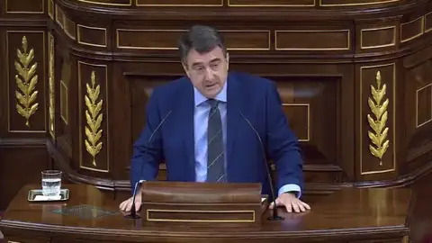 Aitor Esteban comienza su intervención en el debate de investidura con el chiste de "a Rolex o a setas" Aitor Esteban comienza su intervención en el debate de investidura con el chiste de "a Rolex o a setas"