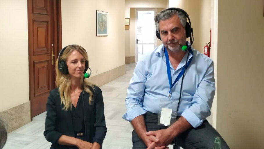 Cayetana &Aacute;lvarez de Toledo junto a Carlos Alsina durante su entrevista