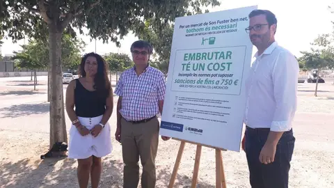 El alcalde de Palma, José Hila, junto a la regidora de Infraestructuras y Accesibilidad, Angélica Pastor, y el presidente de Emaya, Ramon Perpinyà, durante una visita al aparcamiento de Son Fuster Vell. URBANISMO