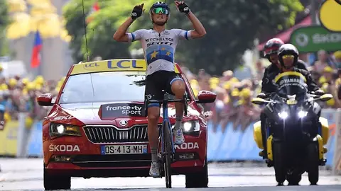 Matteo Trentin se hace celebra la victoria de la décimo octava etapa del Tour Matteo Trentin se hace celebra la victoria de la décimo octava etapa del Tour