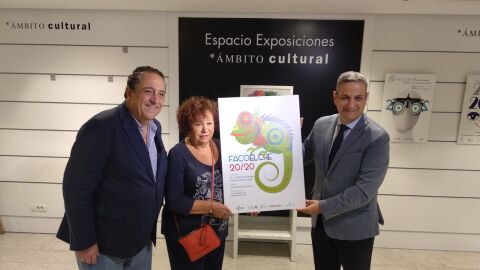 El Dr.Soler posa con el cartel ganador junto a la autora del mismo, Isabel de la Iglesia Fern&aacute;ndez