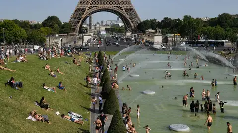 Los parisinos se bañan en la fuente del Trocadero ante la ola de calor Los parisinos se bañan en la fuente del Trocadero ante la ola de calor