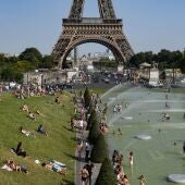Los parisinos se bañan en la fuente del Trocadero ante la ola de calor