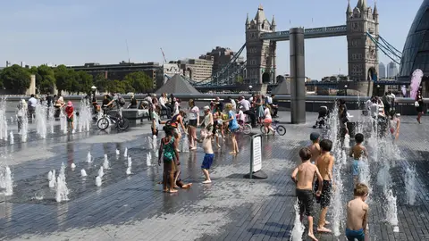 Un grupo de niños combaten la ola de calor mojándose en una fuente frente al Puente de la Torre de Londres Un grupo de niños combaten la ola de calor mojándose en una fuente frente al Puente de la Torre de Londres