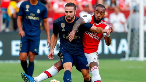 El jugador del Real Madrid Dani Carvajal y el jugador del Arsenal Alexandre Lacazette durante el partido de la Internacional Champions Cup