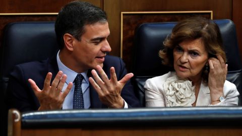 Pedro S&aacute;nchez acompa&ntilde;ado de la vicepresidenta del gobierno, Carmen Calvo
