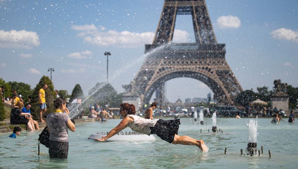 Un grupo de personas se baña en las fuentes del Trocadero de París en plena ola de calor