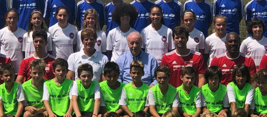 Vicente del Bosque con los niños del Campus organizado en el Agora Portals Vicente del Bosque con los niños del Campus organizado en el Agora Portals