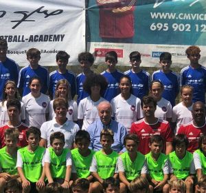 Vicente del Bosque con los niños del Campus organizado en el Agora Portals Vicente del Bosque con los niños del Campus organizado en el Agora Portals