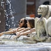 Dos chicas se refrescan en una fuente de Roma (ola de calor)
