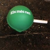 Cono de plástico reutilizable para la campaña contra colillas.