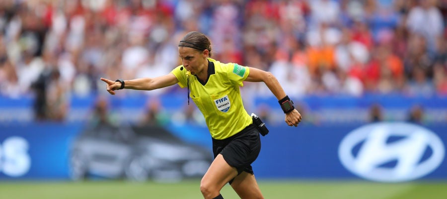 Stéphanie Frappart, durante un partido Stéphanie Frappart, durante un partido