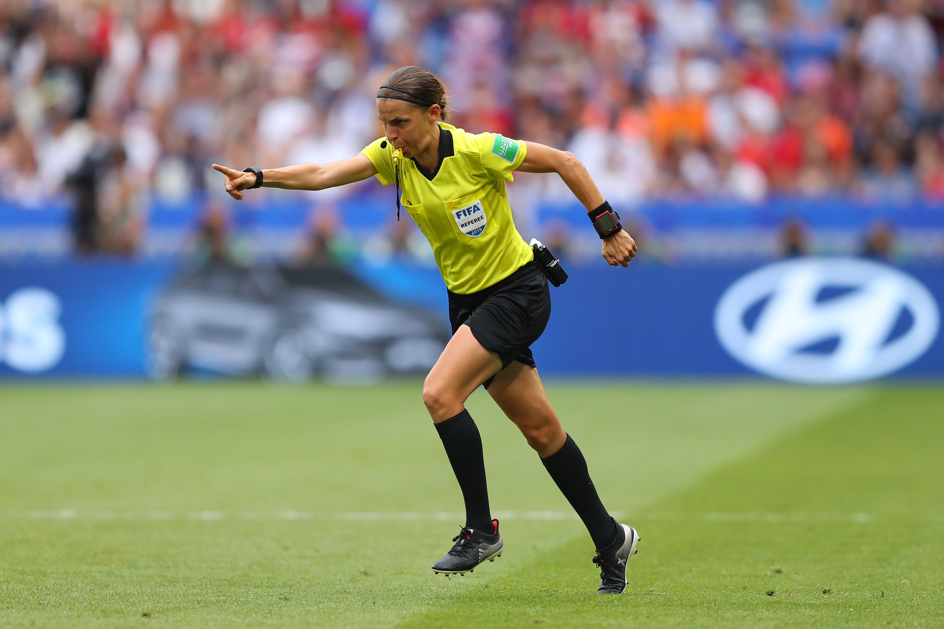 Stéphanie Frappart hará historia al ser la primera mujer en arbitrar la final de la Supercopa de Europa Stéphanie Frappart hará historia al ser la primera mujer en arbitrar la final de la Supercopa de Europa