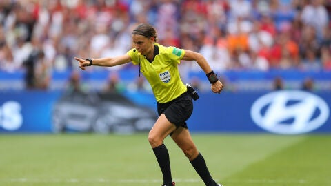 St&eacute;phanie Frappart, durante un partido