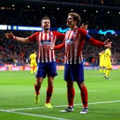 Saúl celebra un gol con Griezmann