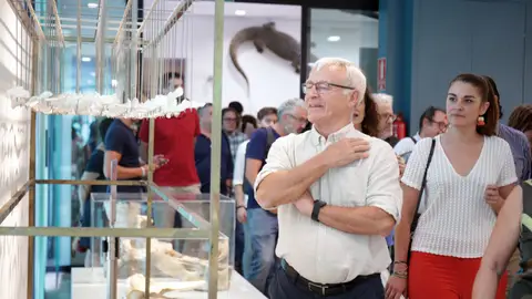 El alcalde de València, Joan Ribó, y la consellera de transición ecológica, Mireia Mollà, durante la inauguración de la muestra. EXPOSICIÓN MARES