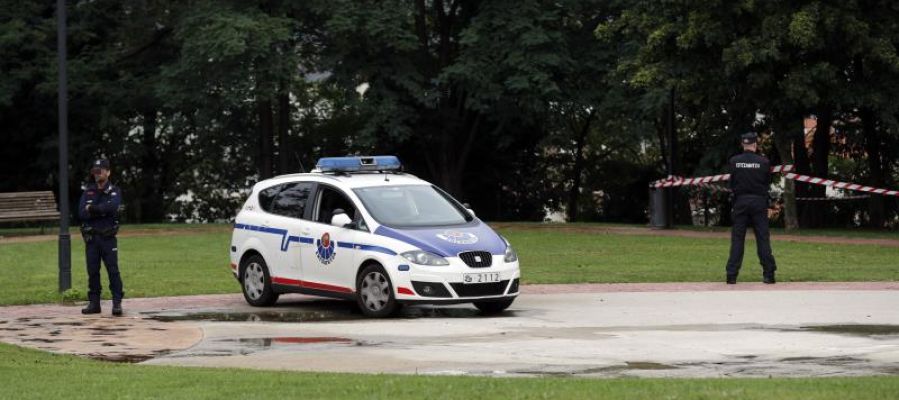 Agentes de la Ertzaintza custodian la zona en el parque de Etxebarria en Bilbao Agentes de la Ertzaintza custodian la zona en el parque de Etxebarria en Bilbao