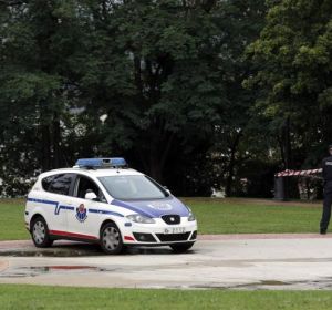 Agentes de la Ertzaintza custodian la zona en el parque de Etxebarria en Bilbao Agentes de la Ertzaintza custodian la zona en el parque de Etxebarria en Bilbao
