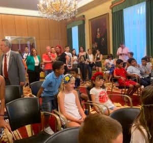Visita al consistorio de niños ucranianos y saharauis que participan en programas de vacaciones en Asturias Visita al consistorio de niños ucranianos y saharauis que participan en programas de vacaciones en Asturias