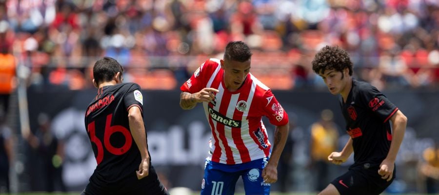 Ricardo Centurión de San Luis disputa el balón con Juan Manuel Sanabria y Sergio Camello de Atlético de Madrid Ricardo Centurión de San Luis disputa el balón con Juan Manuel Sanabria y Sergio Camello de Atlético de Madrid