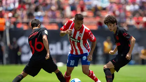 Ricardo Centurión de San Luis disputa el balón con Juan Manuel Sanabria y Sergio Camello de Atlético de Madrid Ricardo Centurión de San Luis disputa el balón con Juan Manuel Sanabria y Sergio Camello de Atlético de Madrid