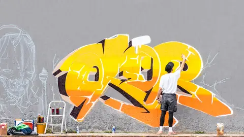Chico pintando un grafiti Chico pintando un grafiti