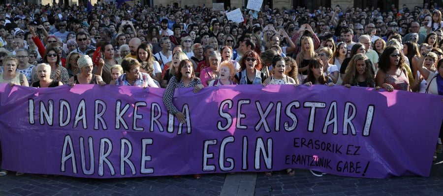 Miles de mujeres se concentran en Bilbao para denunciar la violación grupal de una joven a manos de seis individuos Miles de mujeres se concentran en Bilbao para denunciar la violación grupal de una joven a manos de seis individuos
