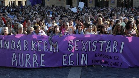 Miles de mujeres se concentran en Bilbao para denunciar la violaci&oacute;n grupal de una joven a manos de seis individuos