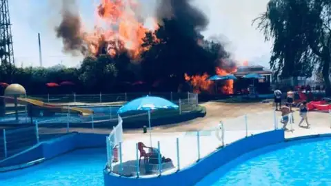 El incendio ha obligado desalojar Playa Park El incendio ha obligado desalojar Playa Park