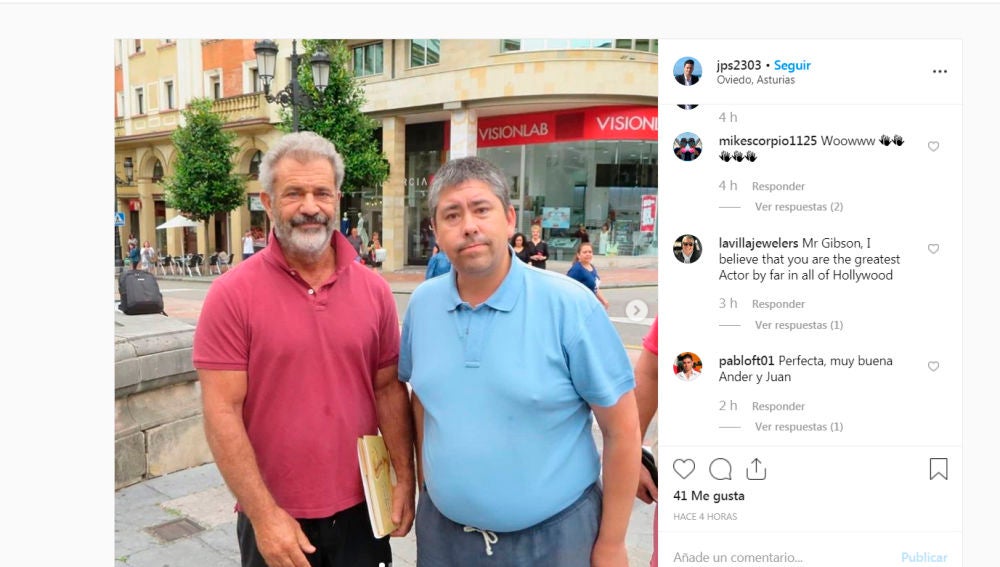 Mel Gibson con un fan en Asturias 