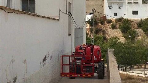 Obras de retirada del fibrocemento en el colegio P&aacute;rroco Francisco M&aacute;s de Crevillent.