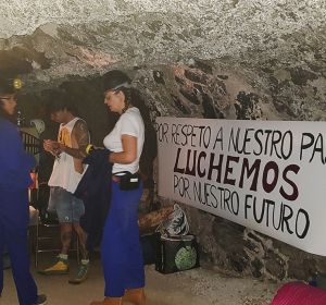 Algunos de los vecinos encerrados en la mina de Almaden junto a la pancarta reivindicativa Algunos de los vecinos encerrados en la mina de Almaden junto a la pancarta reivindicativa