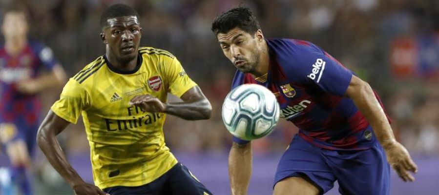 El delantero del FC Barcelona Luis Suárez (d) pelea un balón con Ainsley Maitland-Niles, del Arsenal El delantero del FC Barcelona Luis Suárez (d) pelea un balón con Ainsley Maitland-Niles, del Arsenal