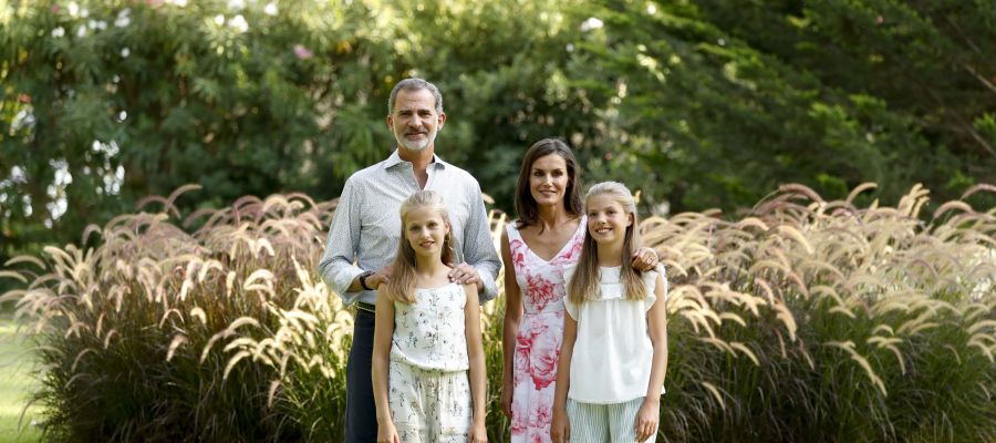 Los reyes y sus hijas vuelven a protagonizar en Marivent el posado de verano Los reyes y sus hijas vuelven a protagonizar en Marivent el posado de verano