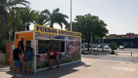 Imagen de archivo de una caseta de productos pirotécnicos Imagen de archivo de una caseta de productos pirotécnicos