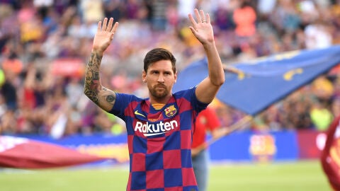 Messi saluda a la afici&oacute;n del Barcelona